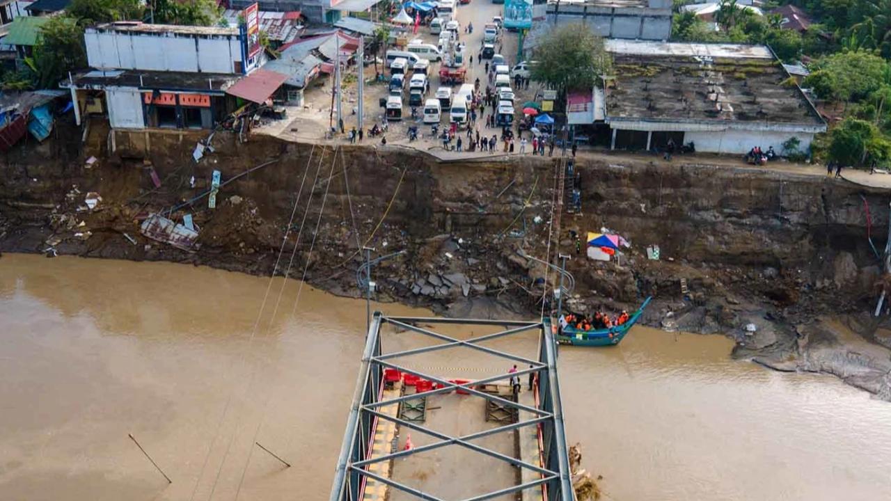 FOTO: Akses Terputus, Warga Kuta Blang Andalkan Penyeberangan Perahu Nelayan