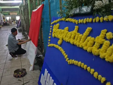 Pekerja membuat pesanan papan karangan bunga di Pasar Bunga Rawa Belong Jakarta, Selasa (25/7/2019). Dinas Ketahanan Pangan Kelautan dan Pertanian (KPKP) DKI Jakarta berencana merevitalisasi Pasar Bunga Rawa Belong dalam waktu dekat. (Liputan6.com/Herman Zakharia)