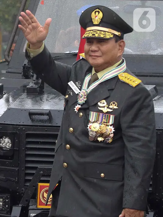 Menteri Pertahanan Prabowo Subianto melambaikan tangan usai menerima penganugerahan kenaikan pangkat secara Istimewa berupa Jenderal TNI Kehormatan dari Presiden Joko Widodo. (Liputan6.com/Herman Zakharia)