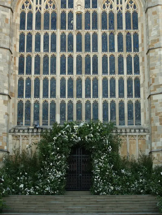 Karangan bunga menghiasi pintu barat dan tangga Kapel St George untuk upacara pernikahan Pangeran Harry dan Meghan Markle di Kastil Windsor, Inggris, Sabtu (19/5). (Pangeran Harry dan Meghan Markle akan menikah di Kastil Windsor. (Danny Lawson/POOL/AFP)