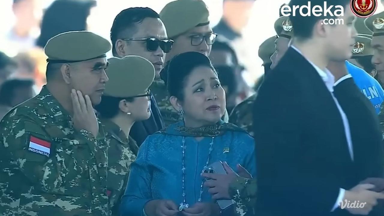 VIDEO: Gaya Anggun Titiek Soeharto Kebaya Biru & Gagahnya AHY Seragam TNI saat Upacara Gelar Pasukan