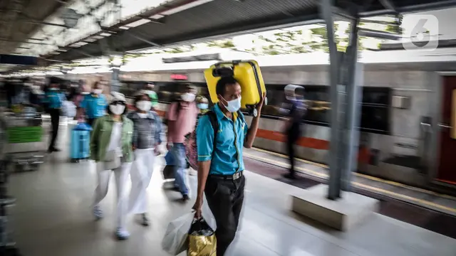 Arus Balik Mudik Lebaran 2022 di Stasiun Pasar Senen Mulai Ramai