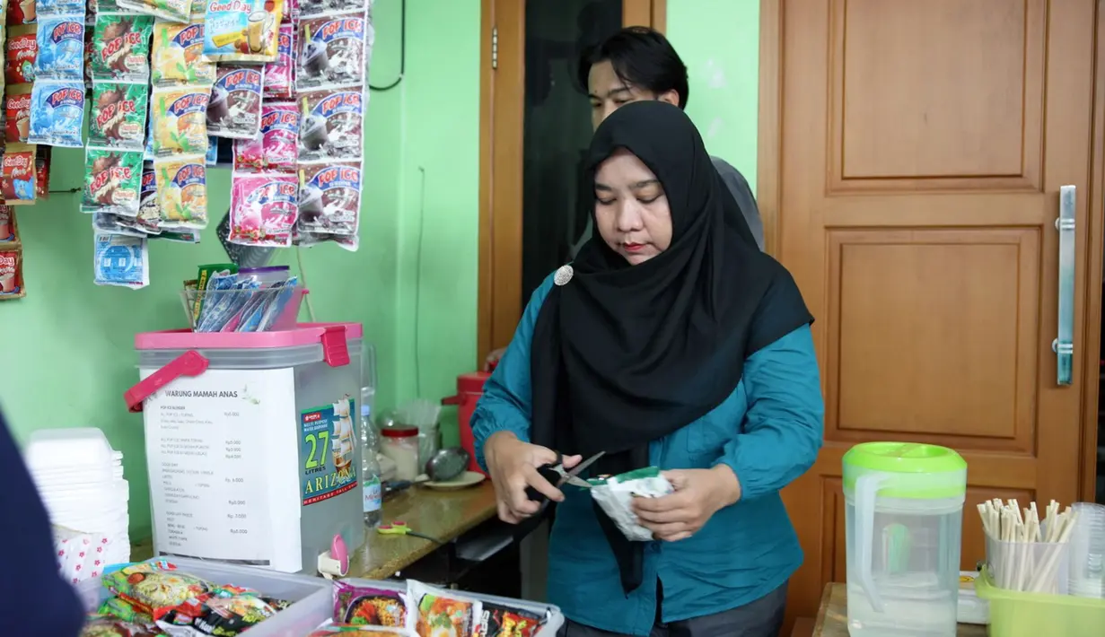 Nuraeni begitu bahagia. Ibu berusia 52 tahun itu dari hasil kerja kerasnya telah membuahkan hasil. Berawal dari jualan es teh manis yang dititipkan di kantin-kantin sekolah, ia sekarang bisa membuka warung sendiri. Sebelum usahanya berkembang seperti sekarang, Eni menceritakan awal merintis usahanya. Setelah usaha jualan es teh manis, ia memberanikan diri meminjam uang sebesar Rp 2 juta pada PNM Mekaar (Membina Ekonomi Keluarga Sejahtera). Produk Pembiayaan Kelompok Mekaar adalah layanan pemberdayaan berbasis kelompok bagi perempuan pra-sejahtera pelaku Usaha Ultra Mikro. Uang hasil pinjaman, Eni kemudian membelikannya sebuah kulkas freezer agar bisa menambah keuntungan dari jualan es teh manis. Makin hari usahanya terus berkembang. Hingga Eni terpikir berani membuka usaha warung sendiri. "Alhamdulillah. Selain es teh manis, saya juga ada minuman-minuman, mie. Sekarang saya sudah bisa buka warung di rumah," kata Eni saat berbincang di kediamannya Jakarta. (Foto: Dokumentasi BRI)