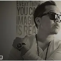 Tiba-tiba kabar Sandhy Sandoro telah bercerai menjadi perbincangan hangat oleh publik. Apakah itu benar? Lalu kapan Sandhy sudah resmi bercerai dengan sang istri?