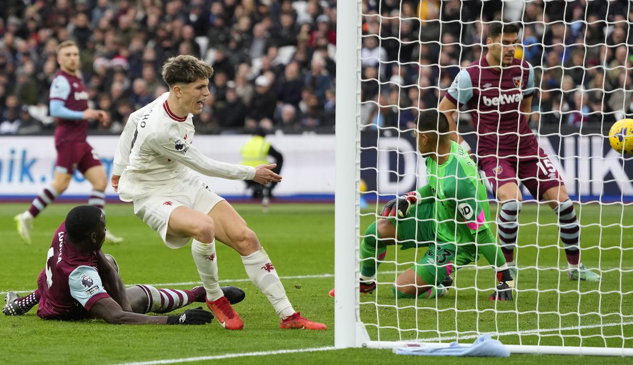 Gelandang Manchester United, Alejandro Garnacho (tengah) gagal memanfaatkan peluang di depan gawang West Ham United pada laga pekan ke-18 Liga Inggris 2023/2024 di London Stadium, London, Sabtu (23/12/2023). (AP Photo/Kirsty Wigglesworth)