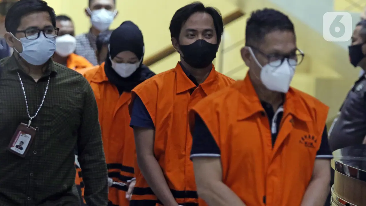 FOTO: KPK Tahan Bupati Penajam Paser Utara Abdul Gafur Mas’ud