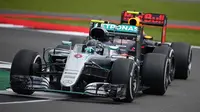 Pebalap Mercedes, Nico Rosberg, tinggal unggul satu poin atas rekan setimnya Lewis Hamilton di puncak klasemen sementara setelah terkena hukuman penalti 10 detik pada F1 GP Inggris, akhir pekan lalu. (Autosport)