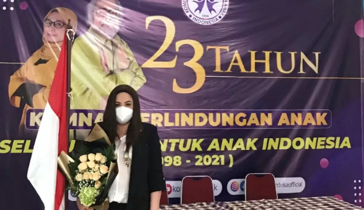 Unggahan tersebut menarik perhatian warganet. Pasalnya, diketahui kalau Cornelia Agatha selama ini dikenal beragama Kristen. Banyak yang memuji hingga mendoakan mualaf. [Instagram/perempuanpanggung]