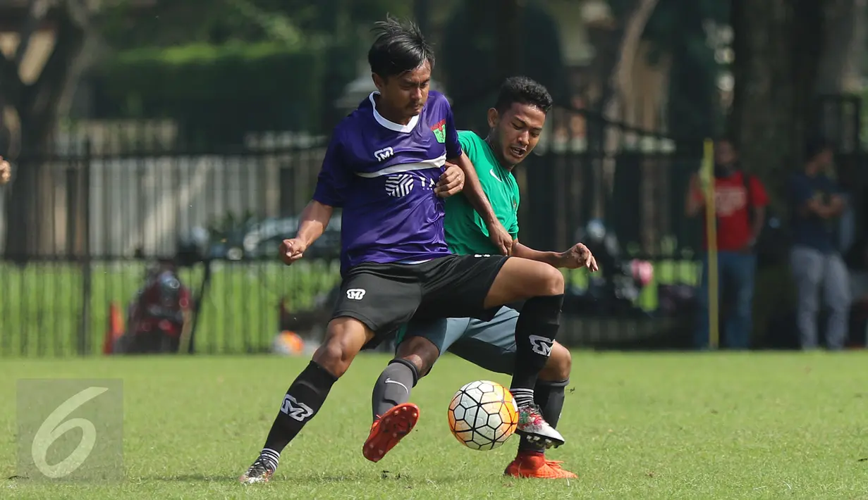 Pemain Timnas Indonesia U-22, Gian Zola (kanan) berebut bola dengan pemain Persita saat laga uji coba di Lapangan SPH Karawaci, Tangerang, Selasa (25/4). Timnas Indonesia U-22 unggul 2-1. (Liputan6.com/Helmi Fithriansyah)
