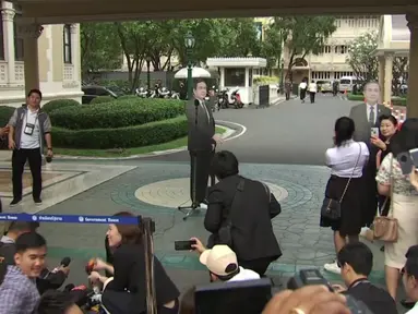 Papan kartu (cardboard) bergambar Perdana Menteri (PM) Thailand, Prayuth Chan-o-cha di depan mikropon dalam konferensi pers di Bangkok, Senin (8/1). PM Prayuth memasang sejumlah replika bergambar dirinya demi menghindari pertanyaan wartawan. (TPBS via AP)