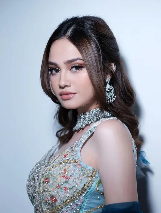 Di acara Diwali yang diadakan MD Entertainment, Syifa Hadju tampil memesona dengan kain sari India bernuansa kebiruan dan makeup flawless bernuansa cokelat muda yang lembut. [Foto: Instagram/leoafandi_]