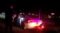 Polisi hentikan mobil Tesla (Carscoops)