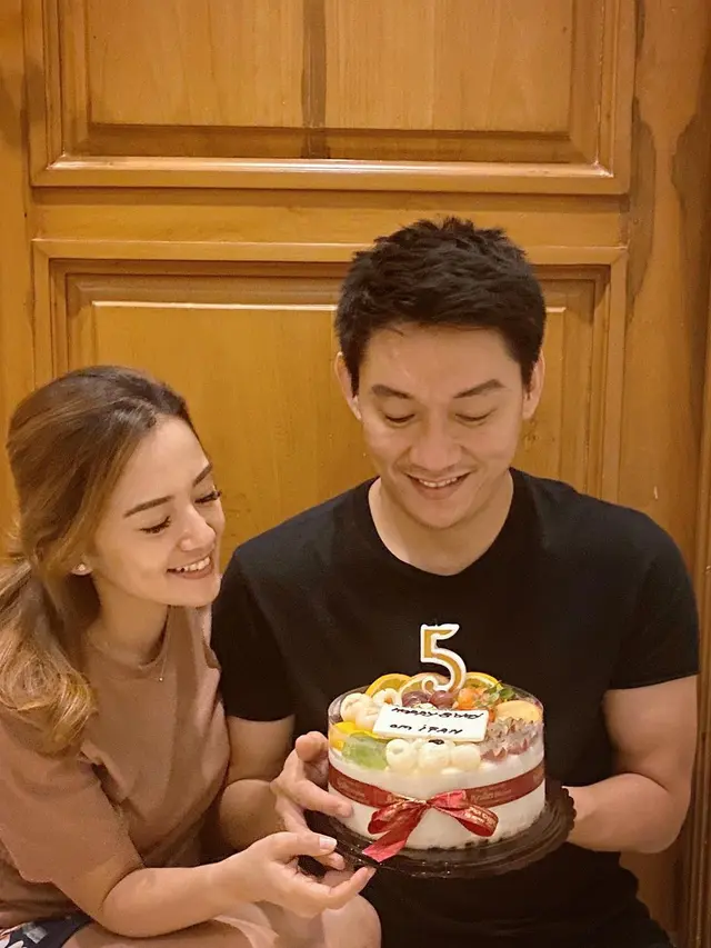 6 Potret Kejutan Ulang Tahun Ifan Seventeen dari Citra Monica