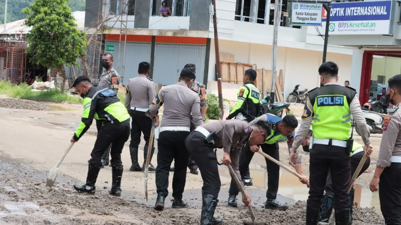 Satuan Lalu Lintas Polres Manggarai Barat bersama warga memperbaiki jalan yang rusak. (Foto Istimewah)