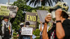 Sejumlah orang yang tergabung dalam Amnesty International Indonesia bersama para aktivis pembela HAM menggelar aksi unjuk rasa di depan Gedung Kedutaan Amerika, Jakarta, Jumat (27/10/2023). (Liputan6.com/Faizal Fanani)