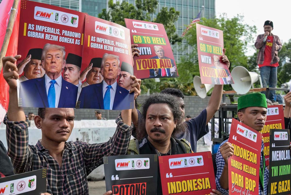 FOTO: Mahasiswa Gelar Aksi di Depan Kedubes AS Tolak Dukungan Board of Peace dan Kecam Serangan ke Iran