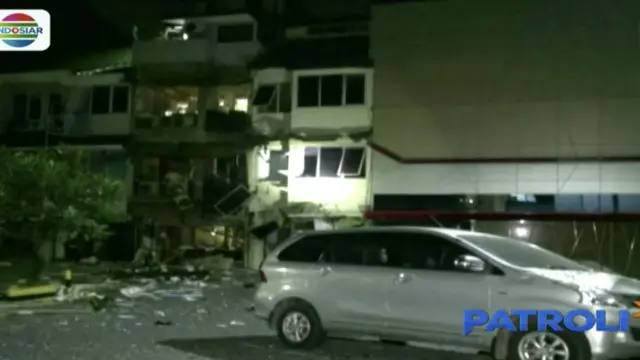 Ledakan yang terjadi di sebuah komplek pertokoan Grand Wijaya, Kebayoran Baru, Jakarta Selatan, diduga berasal dari tabung gas 11 kilogram.