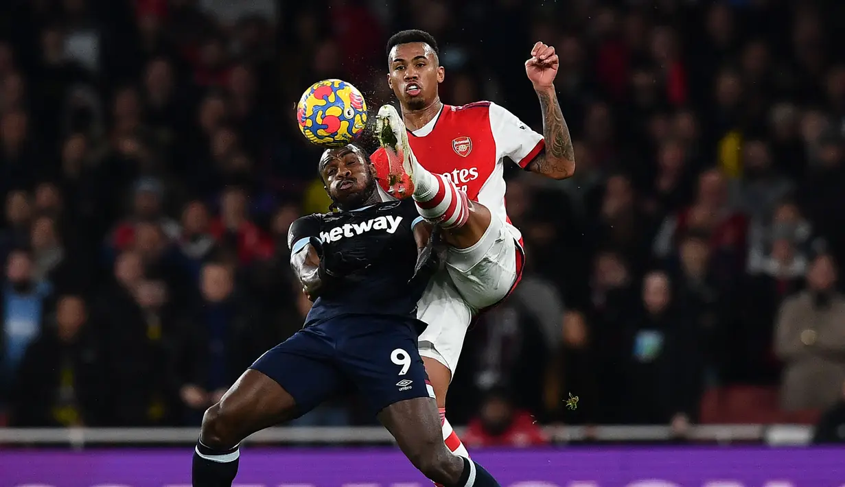 Gabriel Magalhaes selalu menjadi andalan Mikel Arteta pada musim ini karena penampilannya yang solid sebagai pemain bertahan. Pada musim ini, ia tercatat mampu mencetak satu gol dari 10 laga Liga Inggris yang dimainkan. (AFP/Ben Stansall)