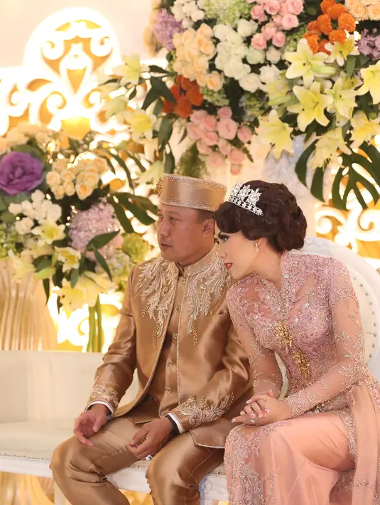 Seperti diketahui sebelumnya, Winny Charita dan Kapolda Kalimantan Selatan telah melangsungkan akad nikah di kediaman  orangtua Winny Charita di Jember, Jawa Timur, pada Sabtu (21/11/2015). (Andy Masela/Bintang.com)