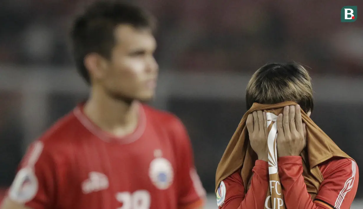 Pemain Persija Jakarta, Asri Kabar, menutup mukanya usai disingkirkan Home United pada laga Piala AFC di SUGBK, Jakarta, Selasa (15/5/2018). Persija takluk 1-3 dari Home United. (Bola.com/M Iqbal Ichsan)