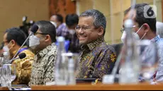 Wakil Menteri Keuangan (Wamenkeu) Suahasil Nazara mengikuti rapat kerja dengan Badan Legislasi DPR RI di kompleks Parlemen, Jakarta, Kamis (18/8/2022). Raker tersebut dalam rangka harmonisasi Rancangan Undang-Undang (RUU) tentang pengembangan dan penguatan sektor keuangan. (Liputan6.com/Angga Yuniar)