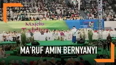 Cawapres nomor urut 01 bernyanyi dihadapan pendukungnya, saat menghadiri acara Majelis Taklim Bersholawat di Istora Senayan, Jakarta.
