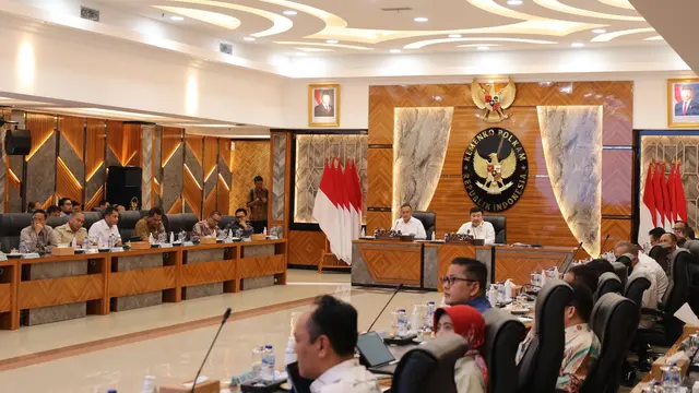 Menteri Koordinator Politik dan Keamanan (Menko Polkam) Jenderal (Purn) Budi Gunawan saat mempimpin rapat lintas kementerian dan instansi.