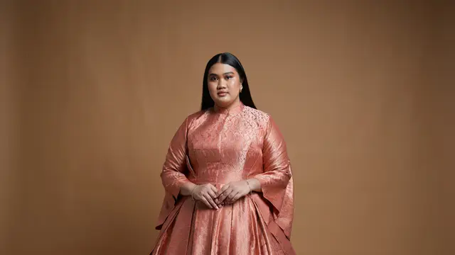 Tips Memilih Long Dress Brokat Sesuai Bentuk Tubuh dan Acara/Ilustrasi oleh AI