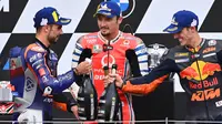 Jack Miller (tengah) sedang merayakan podium dengan Miguel Oliveira dan Pol Espargaro (AFP)