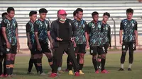 Sesi latihan Persela Lamongan, di Stadion Surajaya, Lamongan. (Bola.com/Aditya Wany)