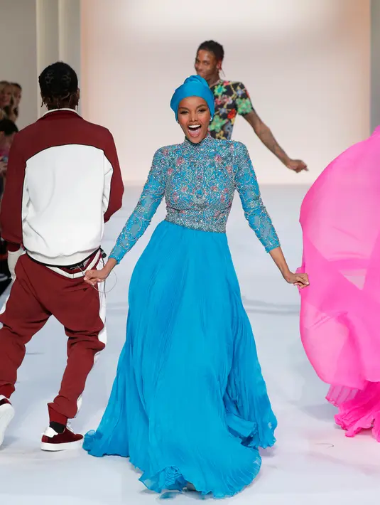 Model Halima Aden berjalan di atas catwalk menggenakan busana rancangan Sherri Hill Show selama New York Fashion Week 2019 di New York City (8/2). Model 21 tahun ini merupakan model pertama yang menggunakan hijab. (AFP Photo/Ben Gabbe)