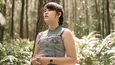 Selain piawai dalam bernyanyi, wanita kelahiran Kediri, 10 Juli 1999 ini juga punya hobi travelling. Melalui akun Instagramnya, Happy Asmara kerap membagikan momen saat berlibur. Penampilannya saat liburan pun tampak modis dan memukau. (Liputan6.com/IG/happy_asmara77)