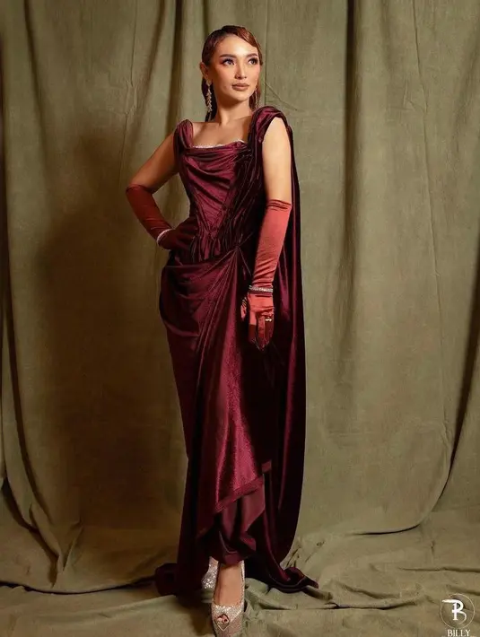 Zaskia juga mengenakan satu set perhiasan yang semakin menambah kesan wah ditambah sarung tangan yang senada dengan gaunnya. Tak ketinggalan, sepatu hak super tinggi dengan aksen bling-bling jadi penyempurna busana Zaskia Gotik malam itu. (Instagram/zaskiagotik).