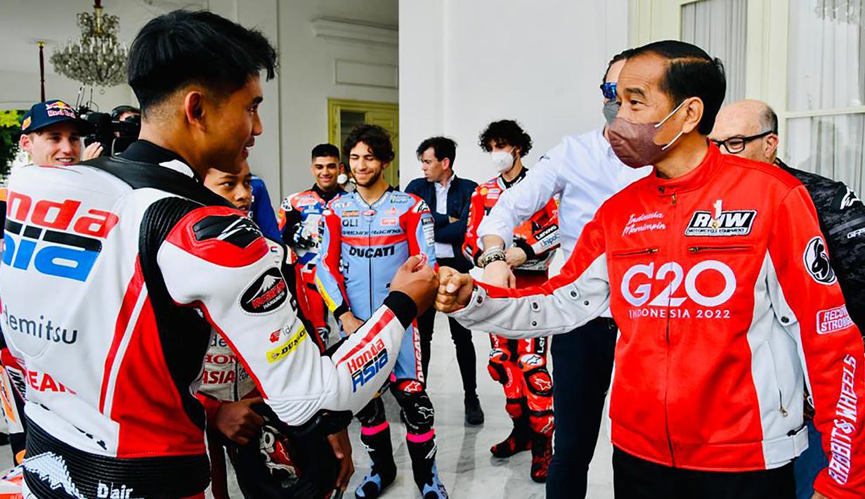 Mario Aji, pembalap Indonesia yang berlaga dikelas Moto3 bersama tim Honda Team Asia juga termasuk pembalap yang berkesempatan bertemu Presiden Joko Widodo. (Biro Pers Sekretariat Presiden/Laily Rachev)