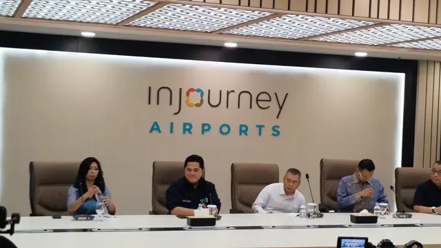 Menteri BUMN Erick Thohir meninjau kesiapan bandara untuk libur Nataru di Terminal 3, Bandara Internasional Soekarno-Hatta, Tangerang Banten, Jumat (20/12/2024).