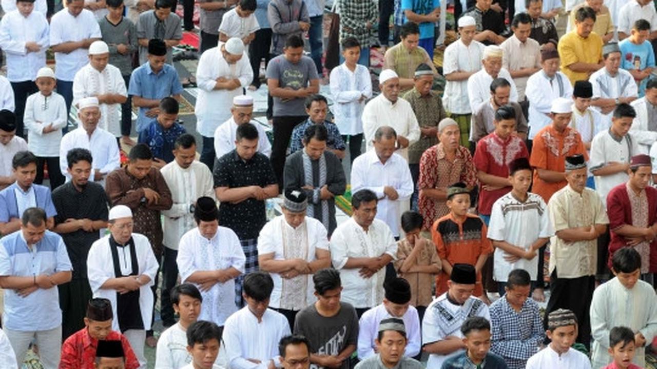 Warga Ibu Kota laksanakan salat Idul Adha di Jalan Salemba
