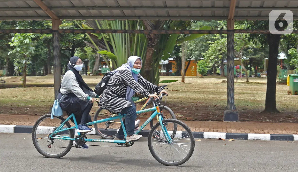 Pengunjung bersepeda di Taman Margasatwa Ragunan, Jakarta Selatan, Sabtu (26/12/2020). Kawasan Ragunan pada libur panjang Natal 2020 ini terpantau cukup ramai meski tak seramai di hari sebelum Covid-19 merebak di Indonesia ini. (Liputan6.com/Herman Zakharia)