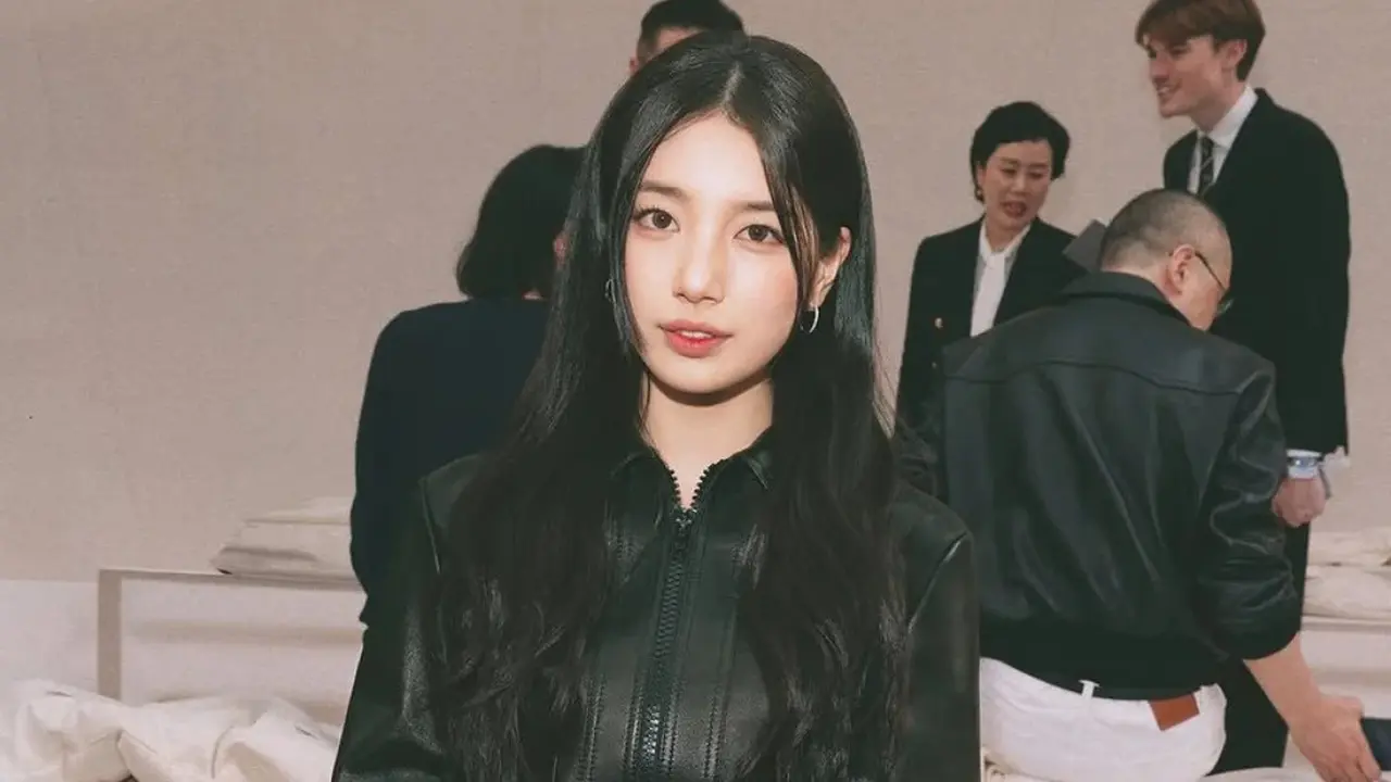 Edgy dalam Balutan Serba Hitam, Gaya Bae Suzy Hadiri Show Celine di Paris Fashion Week