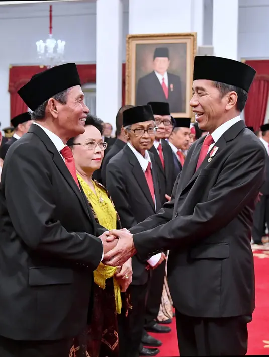 Presiden Joko Widodo (kanan) menyalami Tumpak Hatorangan Panggabean usai pelantikan Dewan Pengawas KPK di Istana Negara, Jakarta, Jumat (20/12/2019). Upacara pelantikan Dewan Pengawas KPK dipimpin langsung Presiden Joko Widodo. (Foto: Biro Pers Setpres)