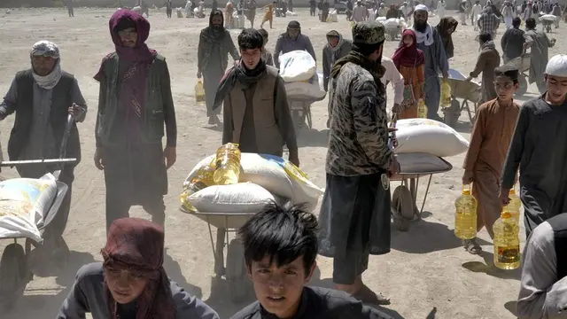 Warga Afghanistan saat pembagian bantuan makanan dari China.