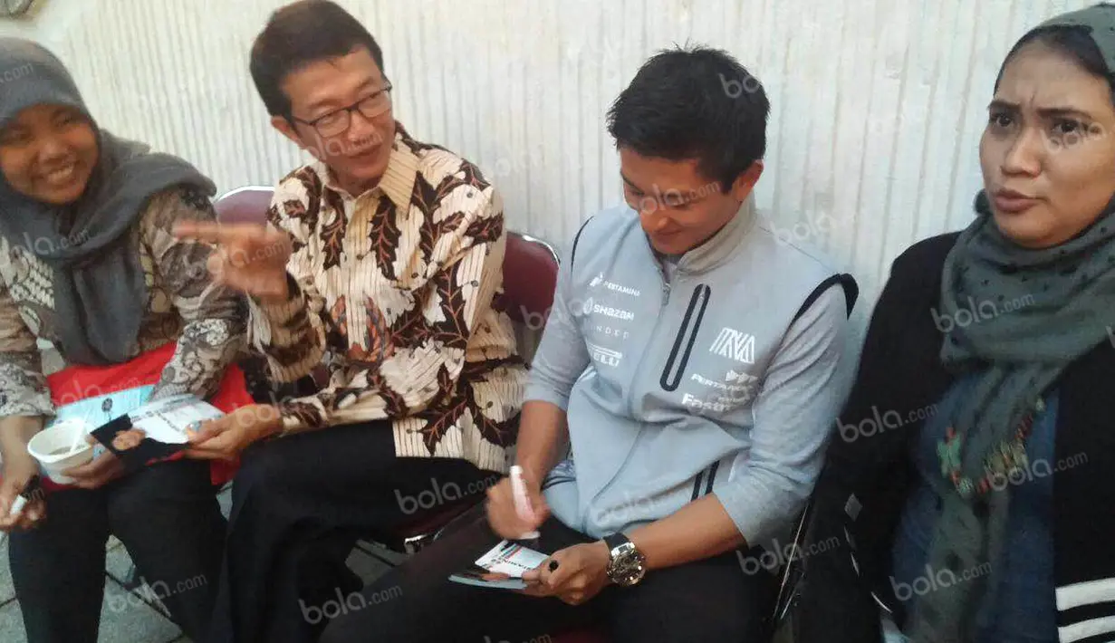Pebalap Manor Racing asal Indonesia, Rio Haryanto, berbincang santai bersama Duta Besar RI untuk Austria, Rachmat Budiman, dan warga Indonesia di Kantor KBRI Wina, Austria, Selasa (28/6/2016). (Bola.com/Reza Khomaini)