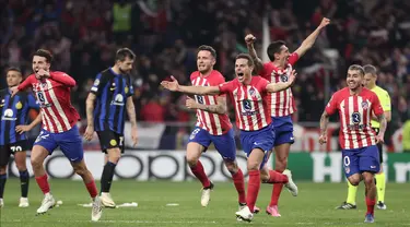 Para pemain Atletico Madrid merayakan kemenangan pada akhir pertandingan sepak bola leg kedua babak 16 besar Liga Champions UEFA melawan Inter Milan di Stadion Metropolitano, Madrid pada 13 Maret 2024. (Thomas COEX/AFP)