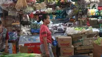 Seorang pembeli melintas di antara kios di pasar Kebayoran Lama, Jakarta, Senin (2/12/2019). Badan Pusat Statistik (BPS) mencatat angka inflasi sepanjang Januari-November 2019 sebesar 2,37 persen, lebih kecil ketimbang periode yang sama tahun lalu sebesar 2,50 persen. (Liputan6.com/Angga Yuniar)