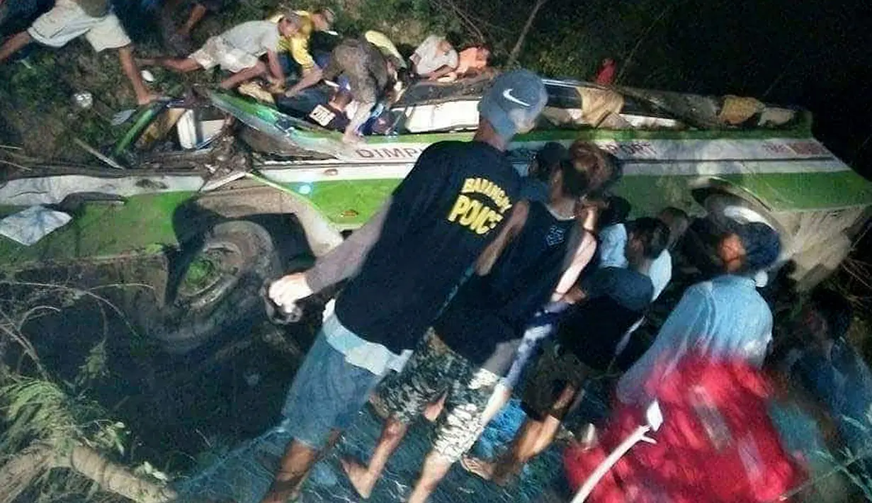 Tim penyelamat dan sukrelawan mengevakuasi korban jatuhnya sebuah bus ke jurang di selatan Manila, Filipina, Selasa (20/3). Bus hilang kendali saat melintas di jalan pegunungan sehingga masuk jurang sedalam 15 meter. (PDRRMO, Mindoro Occidental via AP)