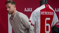 Eks bintang Liverpool, Jordan Henderson baru saja merapat ke Ajax Amsterdam setelah meninggalkan klub Arab Saudi Al Ettifaq pada bursa transfer pemain musim dingin 2023/2024. Resmi diperkenalkan pada Kamis (18/1/2024) waktu setempat, Jordan Henderson dipastikan akan menggunakan nomor punggung 6 yang terbilang keramat karena pernah digunakan beberapa legenda Ajax Amsterdam, seperti Ronald Koeman, Marco van Basten hingga Dennis Bergkamp. Sebelum Jordan Henderson, ini dia daftar 5 pemain terakhir Ajax yang menggunakan nomor punggung 6. (AP Photo/Peter Dejong)
