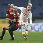 Pemain AC Milan Samuel Castillejo mengincar bola pada pertandingan Liga Italia antara Genoa dan AC Milan di Stadion Luigi Ferraris di Genoa, Italia, Rabu, 16 Desember 2020. (Spada / LaPresse via AP)