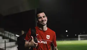 Thom Haye dengan penampilan baru saat menjalani pemusatan latihan Timnas Indonesia di Bali United Training Center, Senin (26/5/2025). (Dok. Timnas Indonesia)