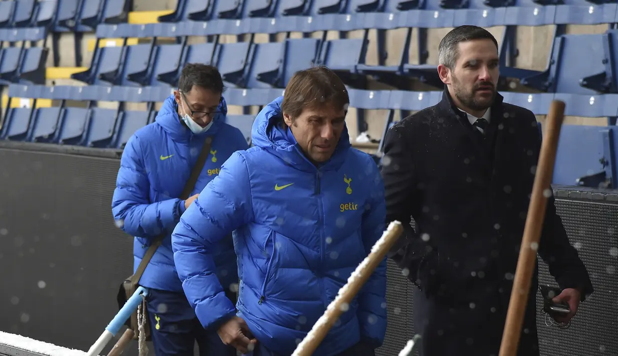 Pelatih Tottenham Hotspur, Antonio Conte meninggalkan stadion setelah pertandingan melawan Burnley ditunda di Turf Moor, Inggris, Minggu (28/11/2021). Meskipun upaya membersihkan lapangan sudah dikerahkan, laga Burnley dan Tottenham akhirnya diputuskan ditunda. (AP Photo/Rui Vieira)