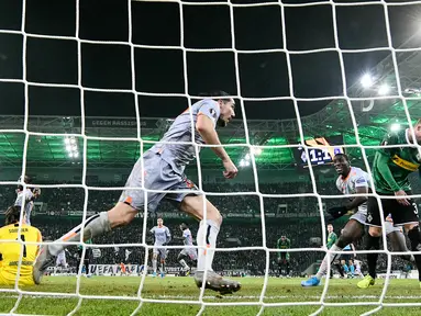 Pemain Istanbul Basaksehir Enzo Crivelli mencetak gol ke gawang Borussia Moenchengladbach pada laga Grup J Liga Europa di Moenchengladbach, Jerman, Kamis (12/12/2019). Moenchengladbach gagal ke fase gugur setelah kalah 1-2 dari Basaksehir. (AP Photo/Martin Meissner)