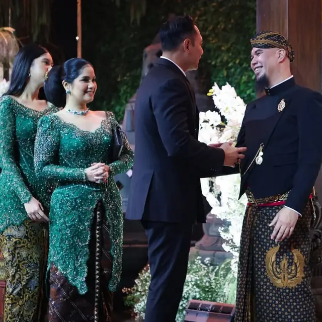 Annisa Pohan Curi Perhatian dengan Kalung Blue Saphire Saat Datang ke Ngunduh Mantu Al Ghazali dan Alyssa Daguise, Berapa Harganya?. (Dok: @annisayudhoyono https://www.instagram.com/p/DLJl93ptPDq/?img_index=14&igsh=MW9ldnc5NGdobmY2Nw%3D%3D)